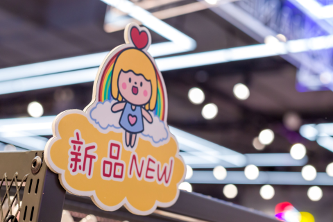 2013年，⾏⼀⽂具店借助良好发展势头，为了给⾃⼰创造更⼤机遇，我决定要⾃我升级了！我们特聘⾹港知名品牌设计师，为⾏⼀⽂具店设计全新品牌形象，我的店⾯也整体全新升级，⾏⼀⽂创正式成为追求趣味⽣活场景的连锁品牌。此时的我，感悟到对⾃⼰要求⾼⼀点，才会让⾃⼰⽐过去更优秀。我愿为此⽽奋⽃！