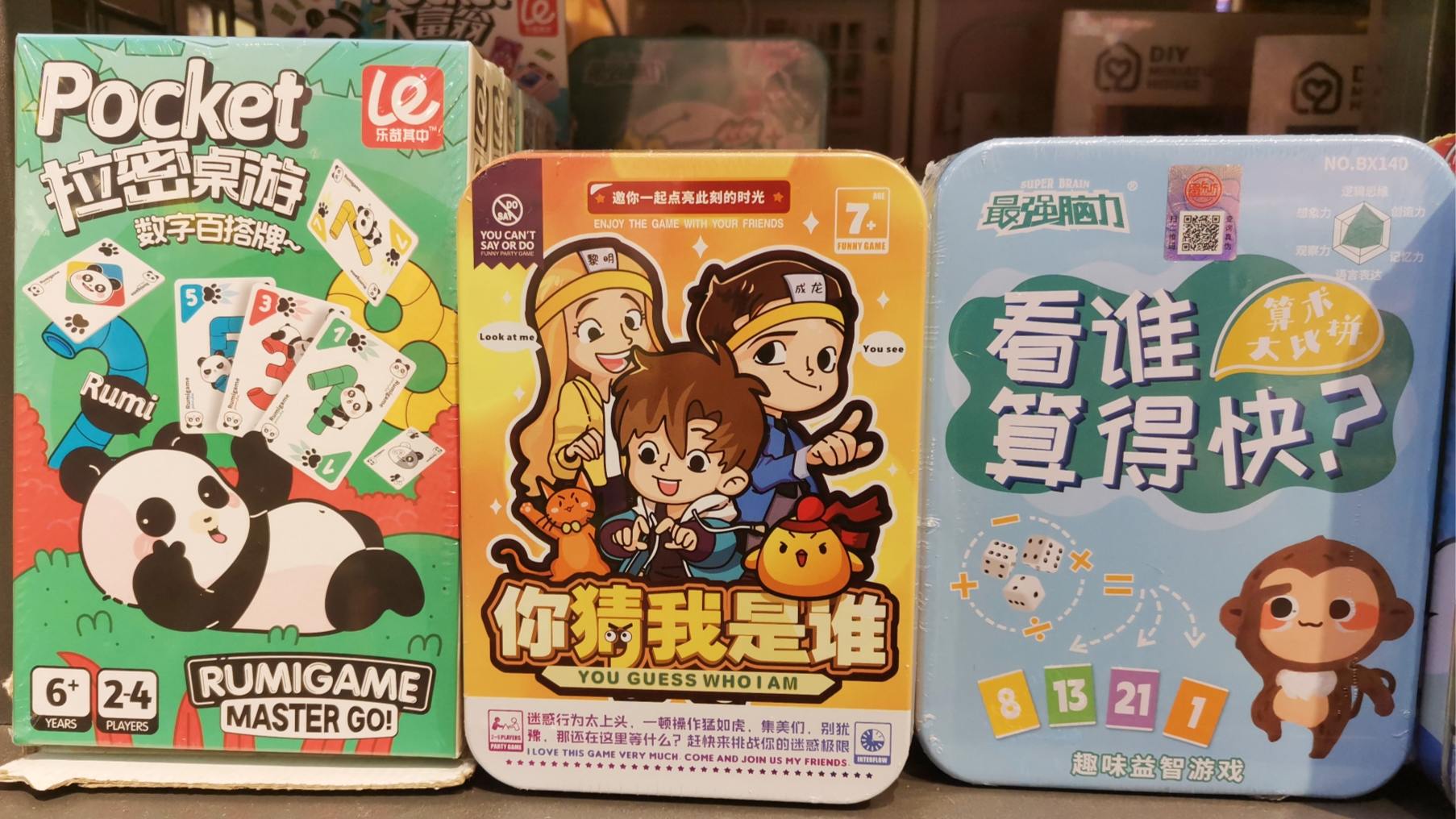 自营精品礼品店和联营精品礼品店在市场定位上有哪些区别？