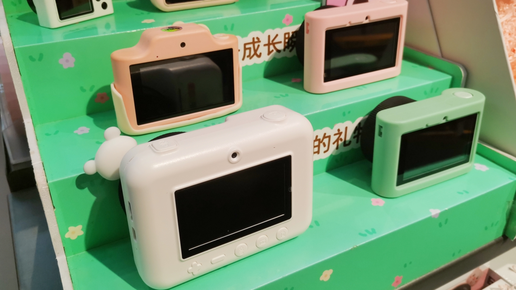 联营精品礼品连锁店如何确保产品的质量和独特性？