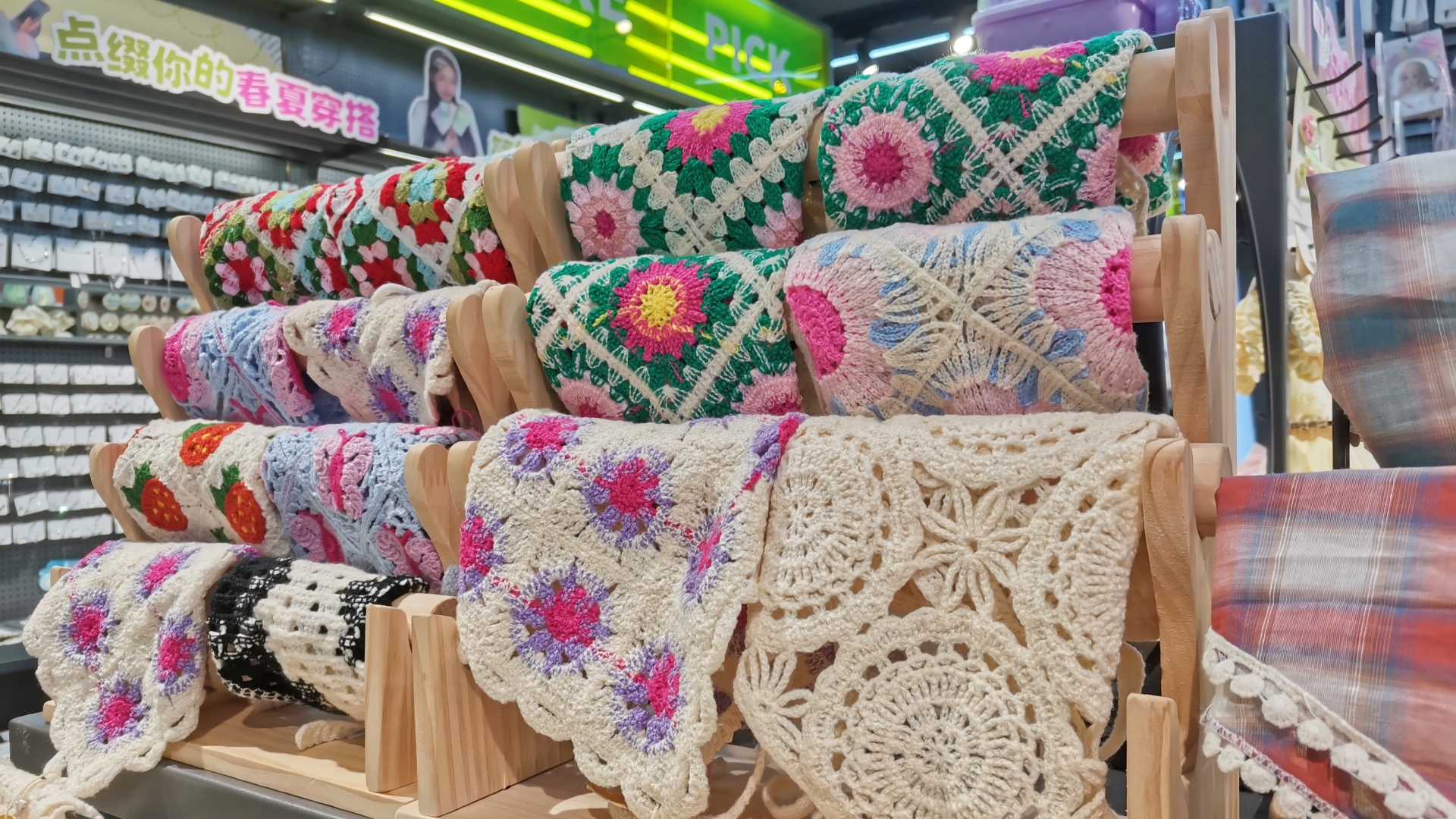 如何评估自营和联营精品礼品店的盈利能力？