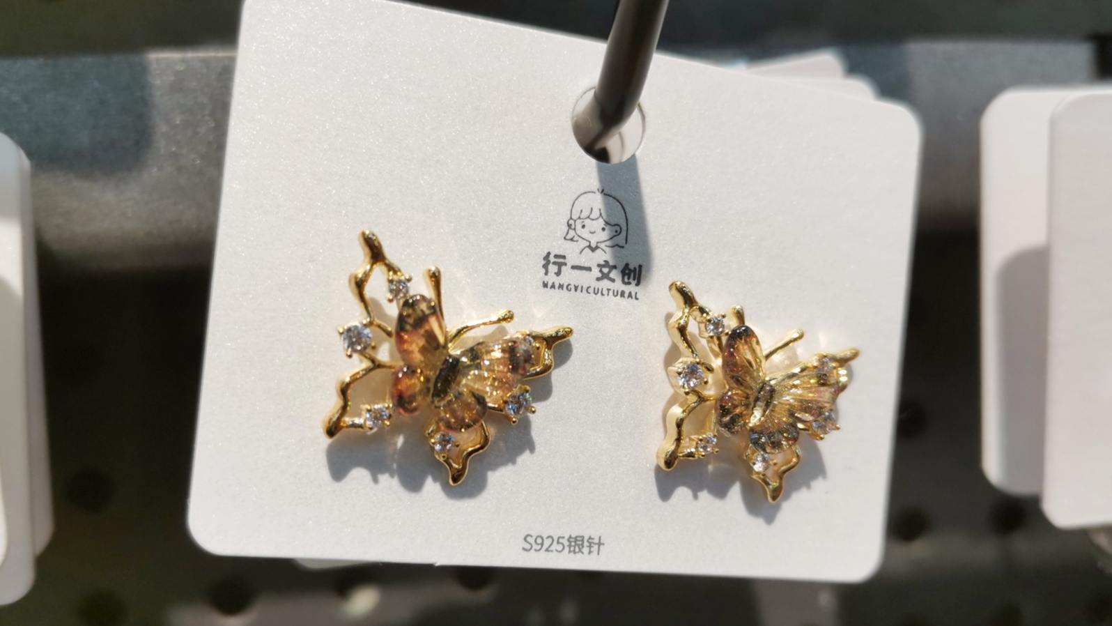 提高联营精品礼品店品牌知名度的具体营销策略有哪些？